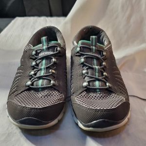 Scetcher tennis shoe